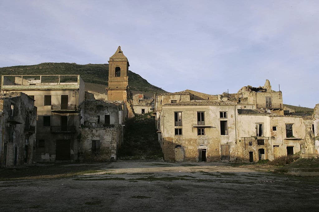 <b>Poggioreale, Italia. </b>Una pequeña ciudad siciliana agrícola del Valle de Belice, que fue destruida por el terremoto en 1968. 
<b>El desastre fue tal que toda la población se fue y se mudó a un sitio reconstruido</b> en un lugar un poco más protegido, unos kilómetros al sur.
<br>