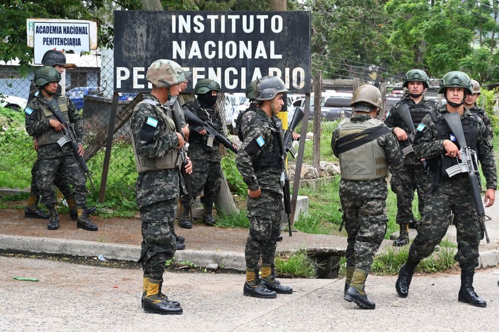 Soldados hondureños custodian las instalaciones de la prisión del Centro de Adaptación Social de la Mujer (CEFAS) después de un incendio luego de una pelea entre reclusas en Tamara, a unos 25 km de Tegucigalpa, Honduras, el 20 de junio de 2023.