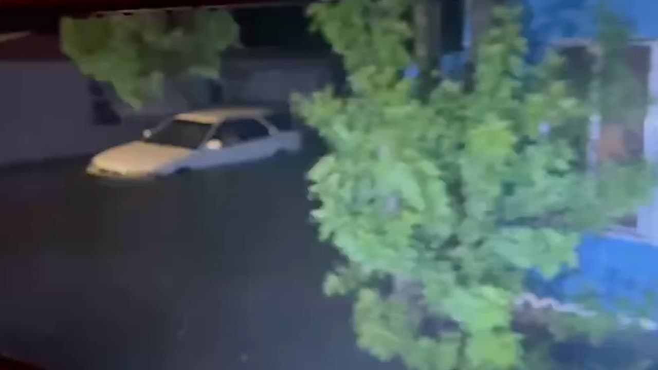 Este es el momento en el que 
<b><a href="https://www.univision.com/local/orlando-wven/la-zona-del-big-bend-seria-la-mas-impactada-por-el-huracan-idalia-la-comunidad-debe-permanecer-en-casa-video" target="_blank">rescatan a una persona</a> de un auto en St. Petersburg</b> al oeste de Tampa Bay.