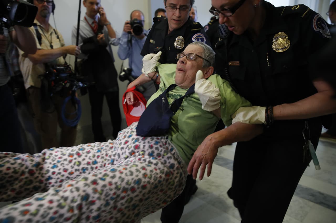 ¿El motivo para movilizarse y protestar a pesar de estar en sillas de ruedas? Los fuertes recortes al Medicaid incluidos en el 
<a href="http://www.univision.com/noticias/obamacare/senadores-republicanos-desvelan-finalmente-el-proyecto-de-ley-de-salud-con-el-que-quieren-sustituir-obamacare">proyecto de ley de salud republicano</a>. El programa provee servicios de salud para 75 millones de estadounidenses, incluyendo a un gran número de personas con discapacidad.