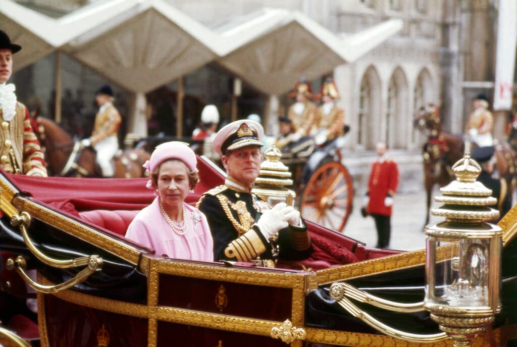 El 7 de junio de 1977, en un paseo en un carruaje por Londres junto a Felipe, Isabel II celebraba su 'Jubileo de plata', los 25 años de reinado. Ese mismo año nació su primer nieto, Peter Mark Andrew Phillips, hijo de su hija, la princesa Ana.