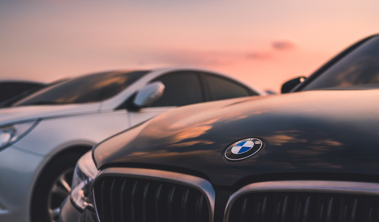<b>Puesto 16. Familia Quandt</b>
<br>
<b>Compañía: </b>BMW
<br>
<b>Patrimonio: 42,300 millones de dólares</b>
<br>Generaciones: 4
<br>Industria: automotríz 
<br>Establecida en: Múnich, Alemania
<br>
<br>Cuando la automotriz Bayerische Motoren Werke estaba en aprietos en la década de 1950, Herbert Quandt, un arriesgado empresario alemán, tomó el control. Hoy en día BMW es uno de los fabricantes de vehículos de lujo más grandes del mundo. La matriarca de la familia y viuda de Herbert, Johanna Quandt, murió en 2015. Sus hijos, Stefan Quandt y Susanne Klatten, poseen casi la mitad de la empresa.