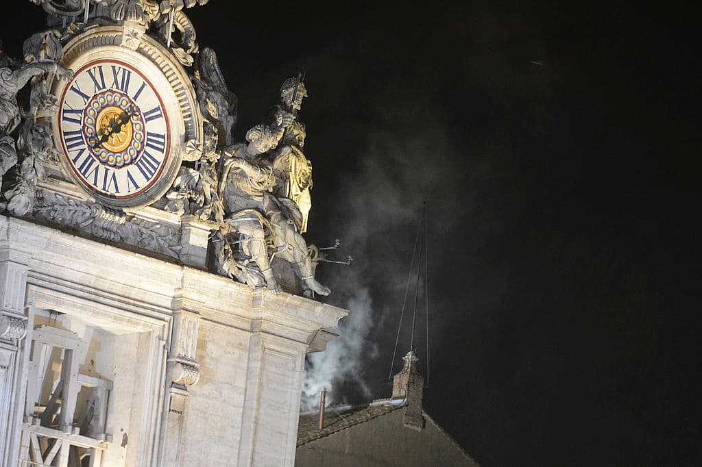 La fumata blanca que salió de la Capilla Sixtina cuando los cardenales eligieron al papa Francisco el 13 de marzo de 2013.