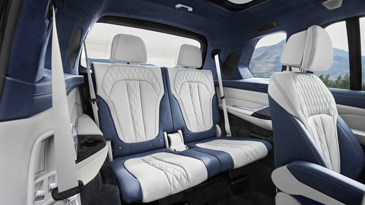 Todas las versiones de la nueva BMW X7 vienen con 
<b>tres filas de asientos</b>.