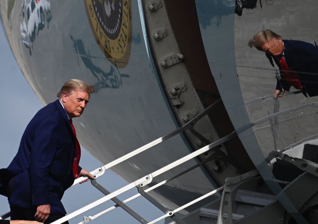Trump suspende sus vacaciones sorpresivamente, a seis días de que el Congreso certifique el triunfo de Biden