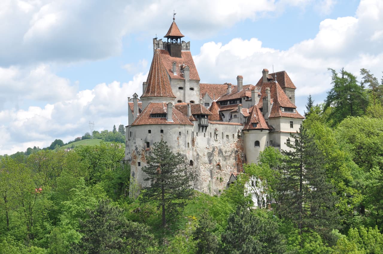<b>Rumania</b>
<br>
<br>Fue parte del pacto de Varsovia e ingresó en la OTAN en 2004. Hoy tiene casi 20 millones de habitantes. 
<br>
<br>El Pacto de Varsovia se estableció en 1955. Incluyó a la Unión Soviética y siete países comunistas pro soviéticos de Europa: Alemania Oriental, Albania, Bulgaria, Checoslovaquia, Hungría, Polonia y Rumania. 
<br>