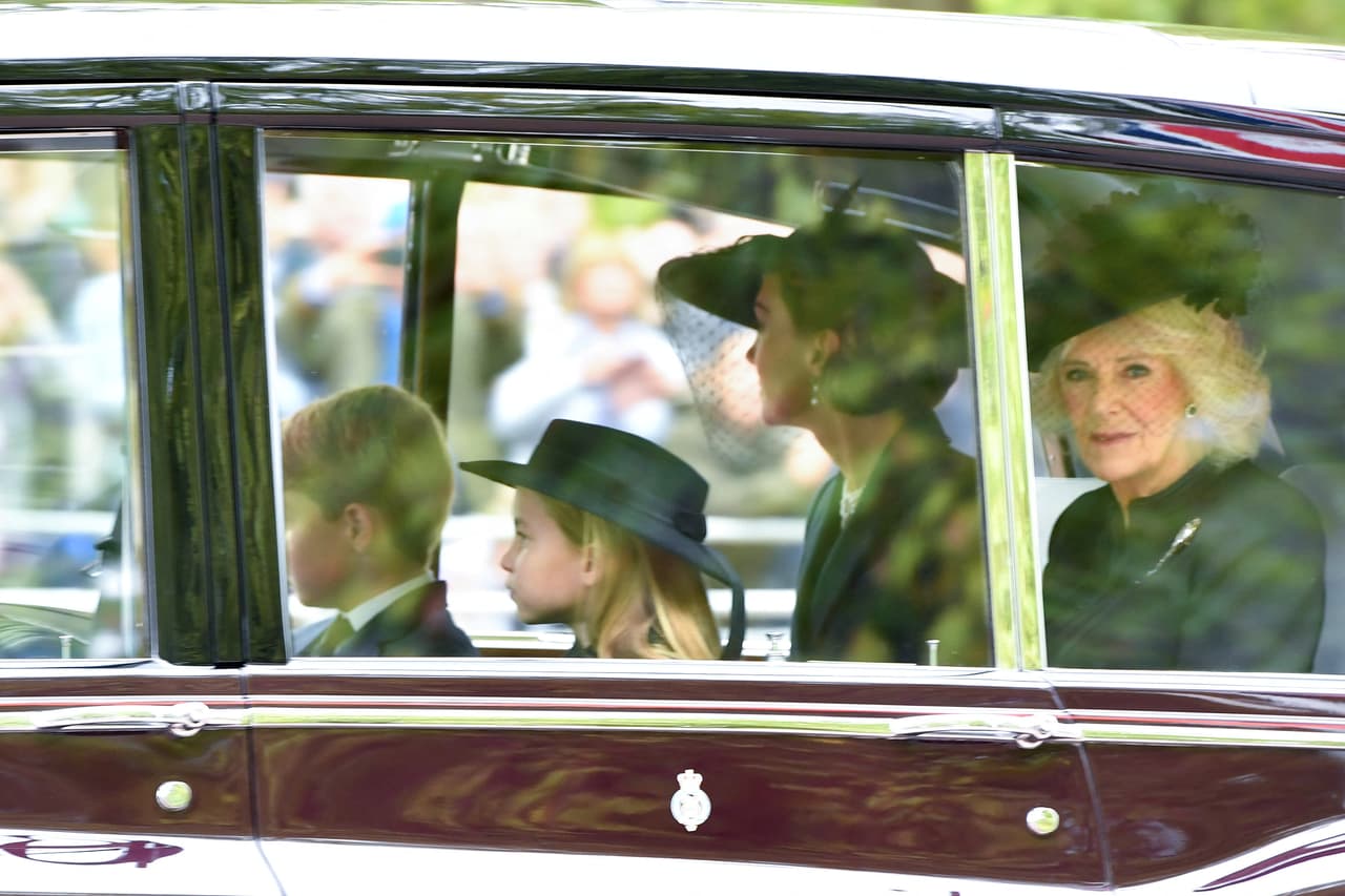 "Por supuesto que el pequeño Louis es demasiado joven, pero creen que George y Charlotte están a la altura".
<br>