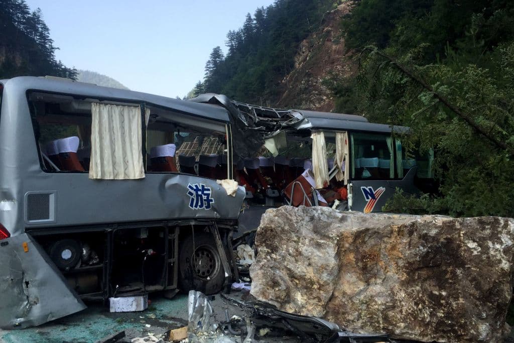 El temblor causó numerosos daños materiales. El terremoto se sintió en una vasta región, desde la capital provincial de Chengdu, a 176 millas del epicentro, hasta la gran ciudad de Xian, a más de 248 millas.