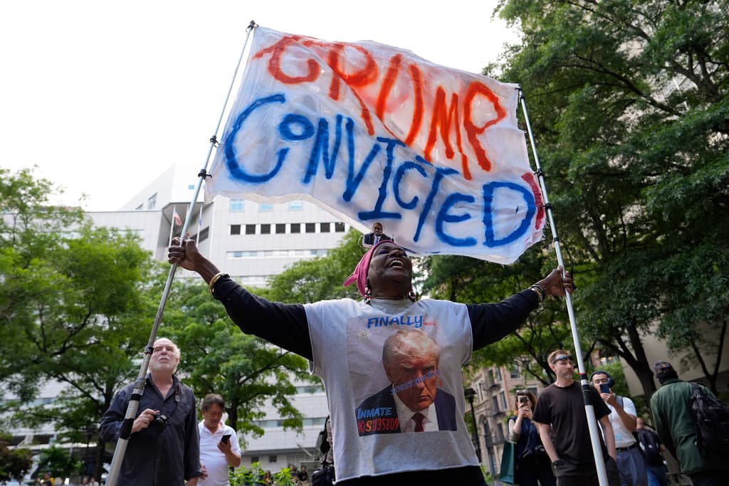 Así reacciona esta mujer ante el veredicto de culpabilidad anunciado contra el expresidente Donald Trump.