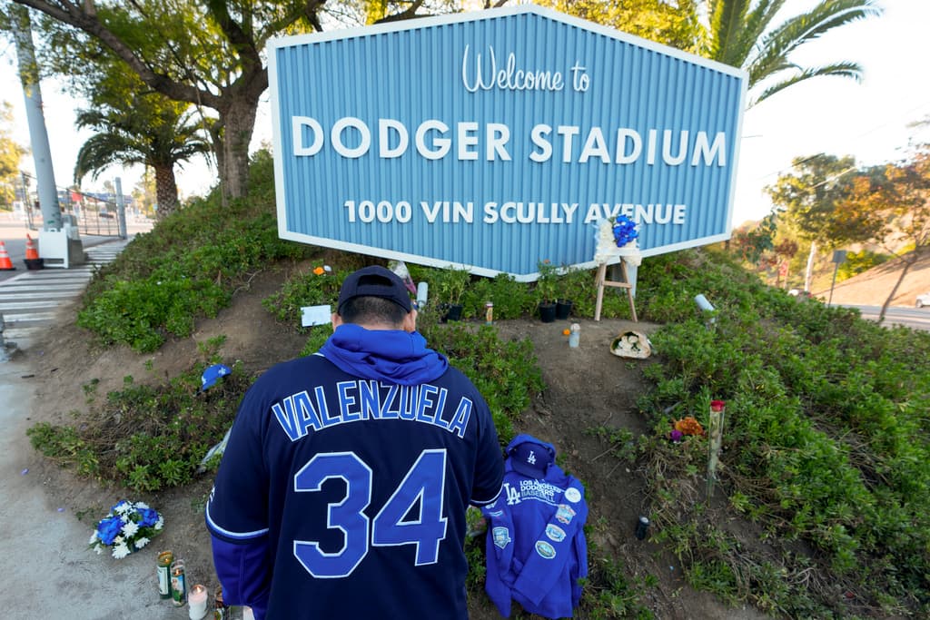 Para muchos, Valenzuela fue 
<b><a href="https://www.univision.com/local/los-angeles-kmex/fernando-valenzuela-fue-inspiracion-para-hacer-algo-mejor-aseguran-sus-fanaticos-video" target="_blank">inspiración para cumplir sus sueños</a></b> en suelo estadounidense.