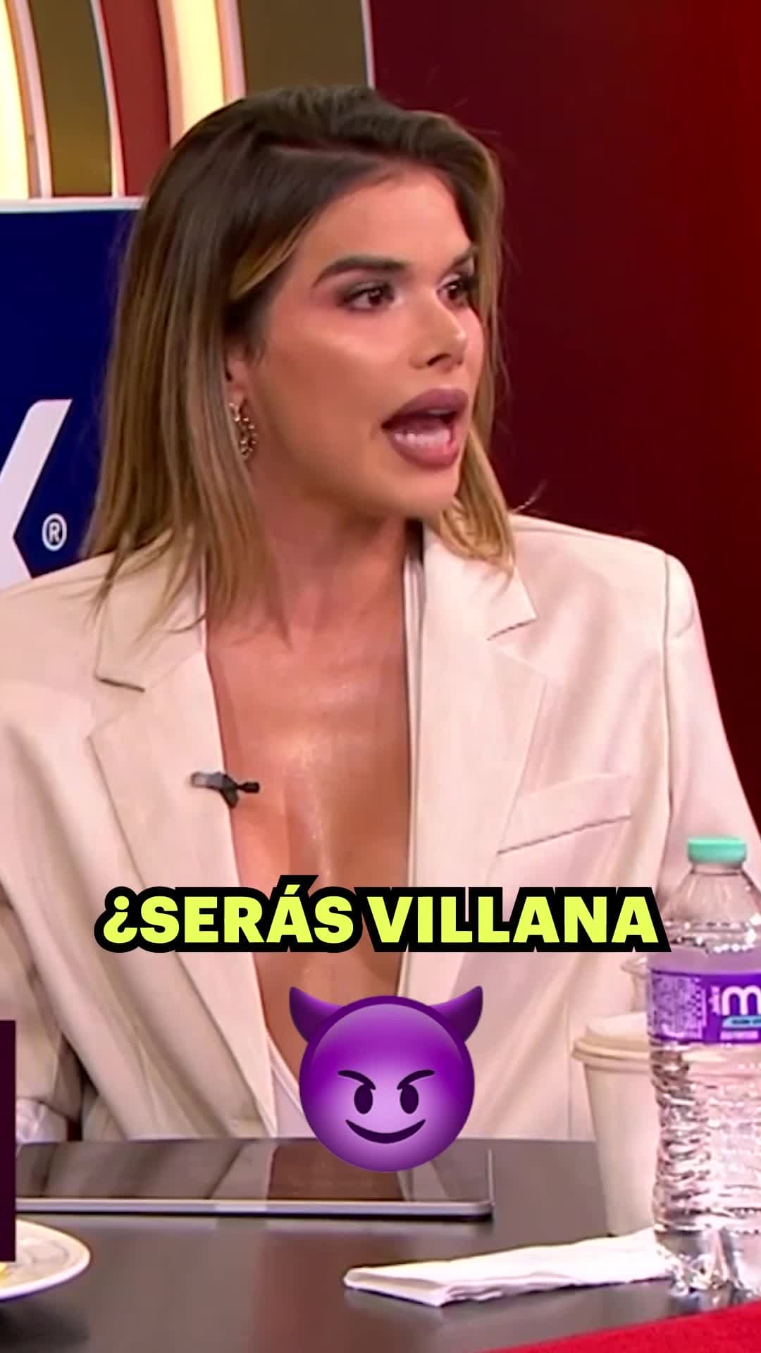 Elaine Haro tiene todo para ser una villanaza