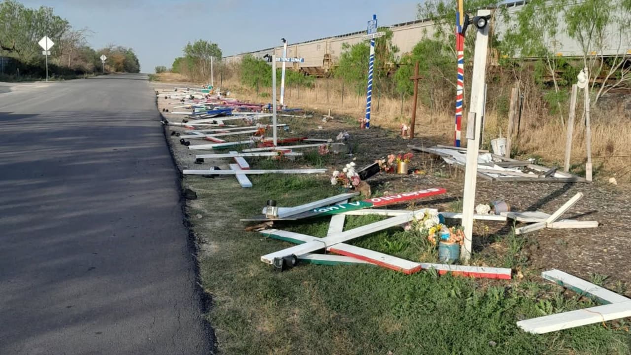 Vandalizan monumento de cruces dedicado a los 53 inmigrantes hallados muertos en un tráiler en San Antonio 