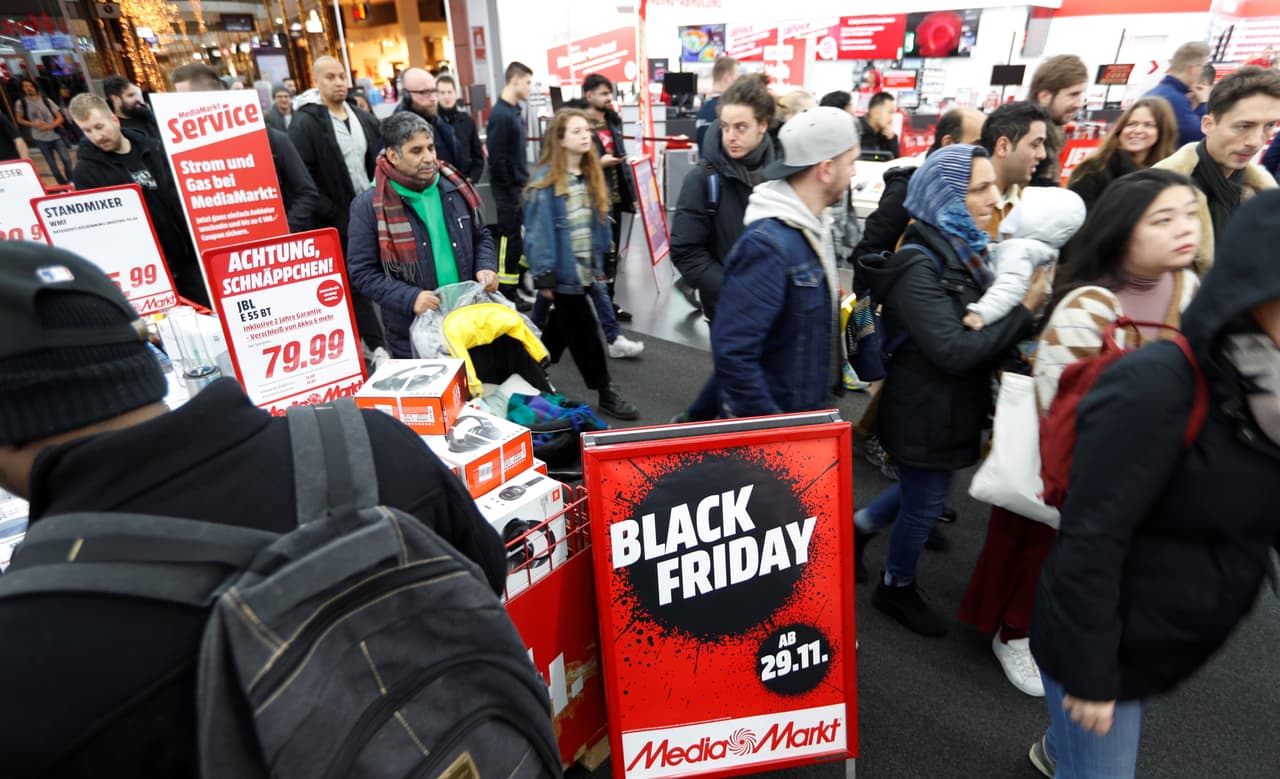 Lo mismo ocurría en la tienda de electrónicos Media Markt en Berlín, Alemania, donde compradores recorrían los pasillos en busca de ofertas.