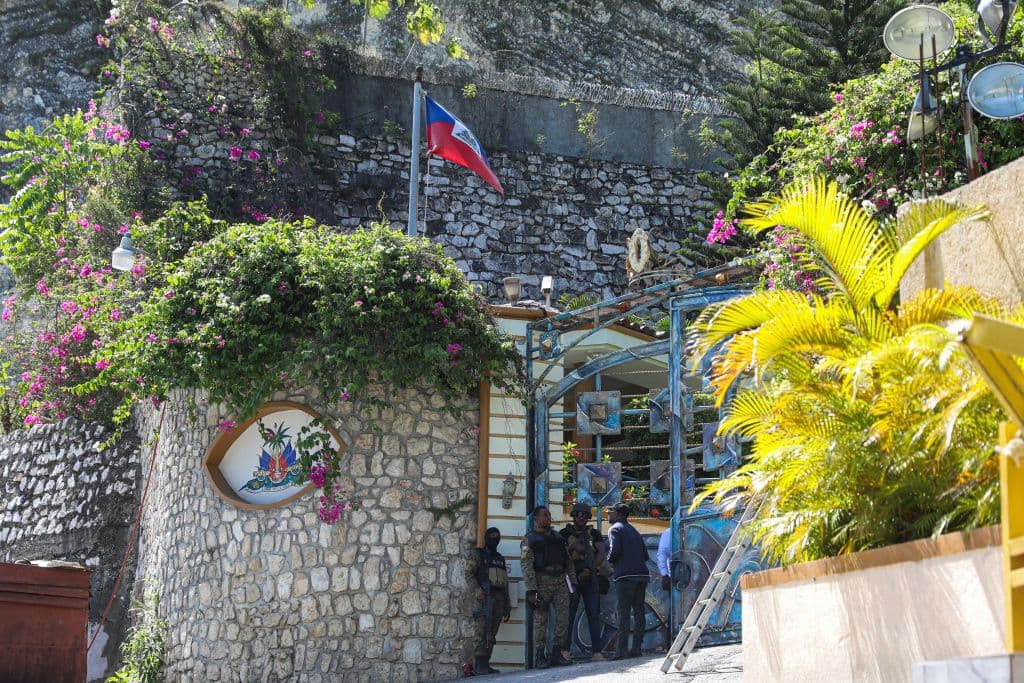 <b>Dónde fue. </b>La residencia del presidente haitiano fue el escenario de un crimen que ha sacudido el mundo. Ocurrió el pasado miércoles, de madrugada, sobre la 01.00 en el país caribeño. 
<b>Jovenel Moise y su esposa dormían. </b>
<br>
<br>La casa está ubicada en Pelerin, un exclusivo sector de mansiones situado en un cerro en la parte más elevada de Puerto Príncipe y que siempre suele estar 
<b>fuertemente custodiado</b> por las fuerzas de seguridad de la Presidencia.