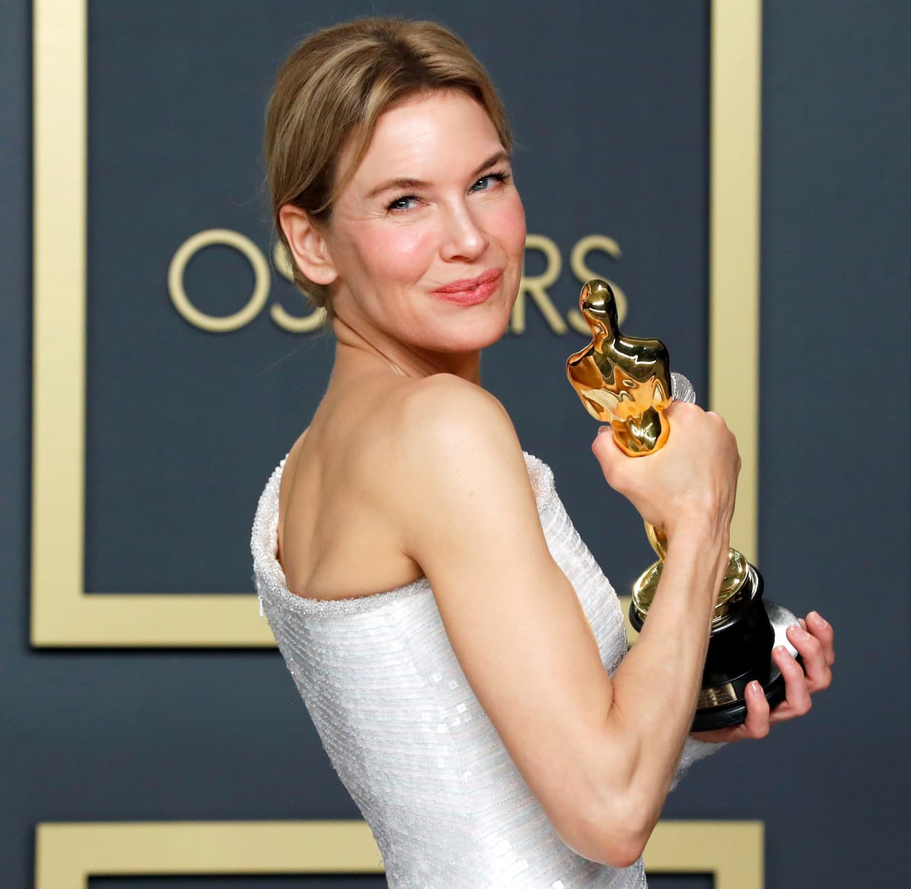 Quizá el comentario generalizado de la premiación de este domingo fue el favorecedor look de "cara lavada" que llevó Reneé Zellweger a la alfombra roja de los Oscar.