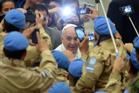 Francisco saluda a un grupo de soldados que aguardaban su llegada a la audiencia semanal en la Sala Pablo VI del Vaticano.