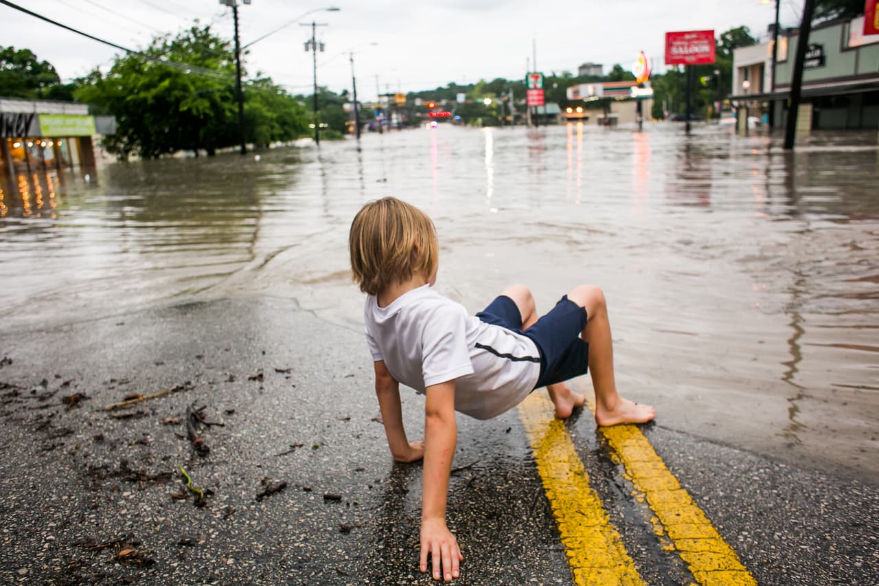 <b>Inundaciones en Texas y Oklahoma</b> (del 23 al 26 de mayo de 2015).
<b> </b>El río Blanco pasó de 5 a más de 40 pies en cuestión de horas. Las lluvias fueron causadas por un sistema en lento movimiento que también afectó a otros estados. Las inundaciones dejaron 
<b>31 muertos.</b> En la imagen, un niño juega en una calle inundada en Austin. 
<b>Costo estimado del desastre: 2,800 millones de dólares.</b>