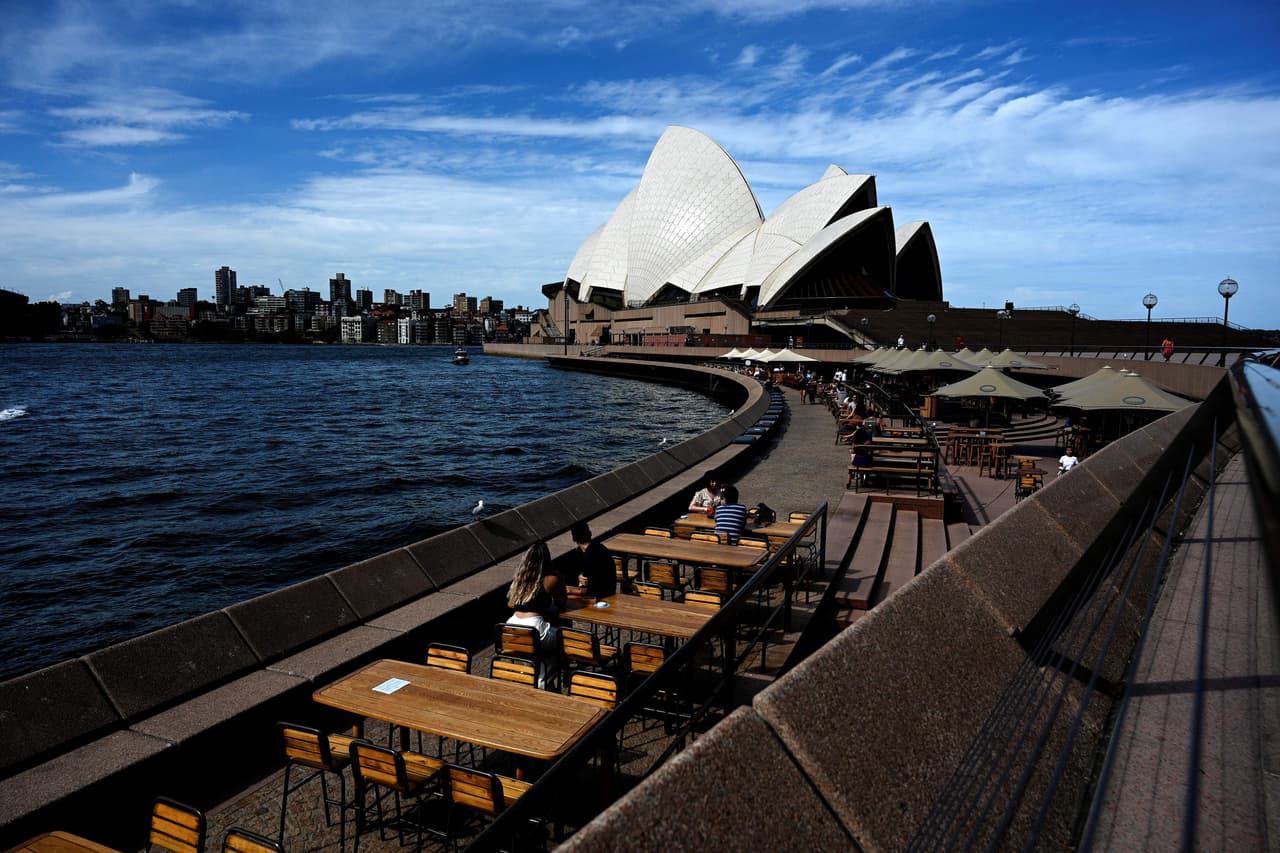 <h3 class="cms-H3-H3">23. Australia</h3>
<br>
<br>🌎 
<b>Renta Nacional Bruta (RNB) per cápita: </b>$51,420
<br>
<br>🌎 
<b>Producto Interno Bruto (PIB) de 2020: </b>$1.3 billones.
<br>
<br>🌎 
<b>Población:</b> 25.7 millones.
<br>
<br>🌎
<b> Esperanza de vida: </b>82.9 años.
<br>