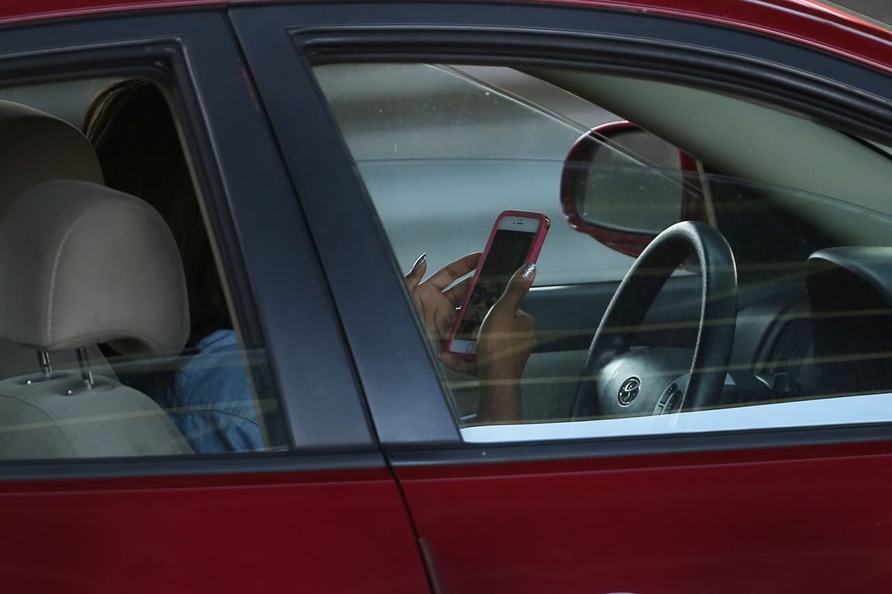 <b>Evite distracciones mientras conduce</b>, como usar su teléfono celular para enviar mensajes de texto, correos electrónicos o acceder a las redes sociales. Enviar o leer un mensaje de texto aparta la vista de la carretera durante al menos cinco segundos. A 55 millas por hora, es como conducir a lo largo de un campo de fútbol entero con los ojos cerrados.