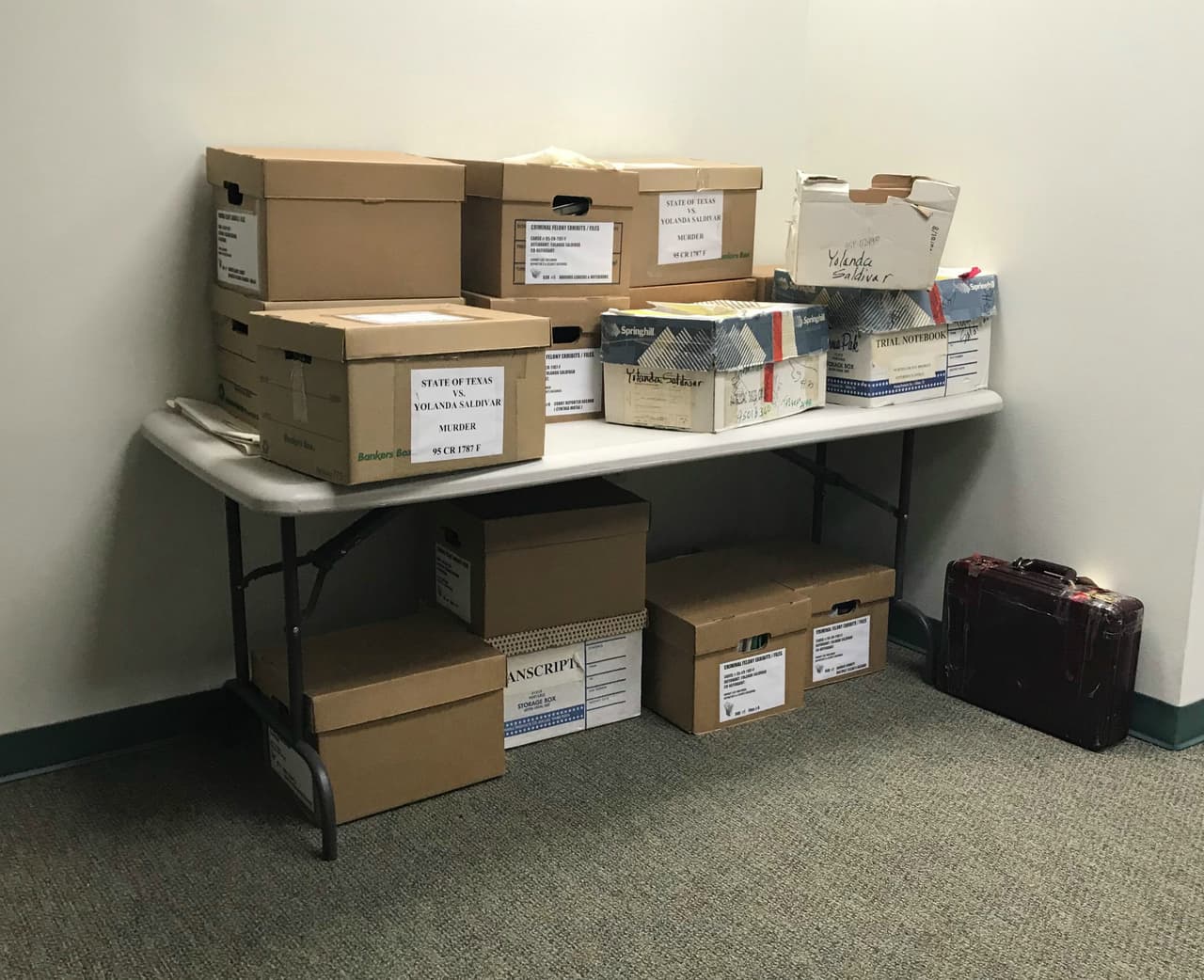 Las 16 cajas con toda la evidencia que desfiló en el juicio contra Yolanda Saldívar permanecen guardadas en el archivo de la Corte del Condado de Nueces. Son documentos públicos que la prensa puede puede examinar.