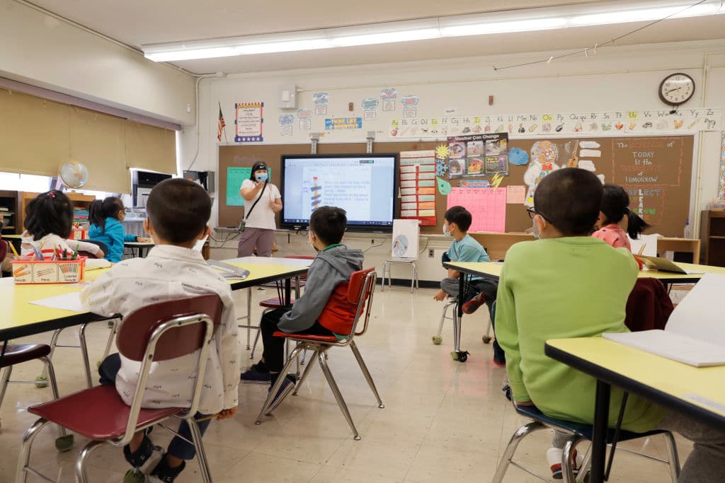 La educación no se queda atrás y en muchos colegios sufren de escasez de maestros y personal, algo nunca antes visto en semejantes niveles.