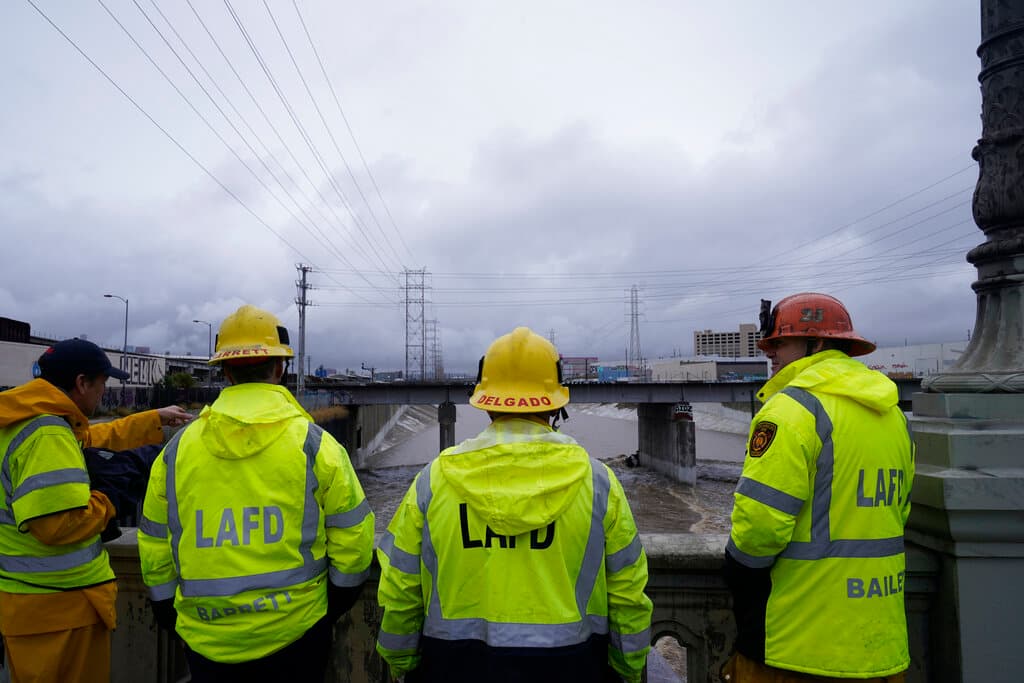 Los bomberos buscaron el martes en el caudaloso río de Los Ángeles después de descubrir dos 
<b>vehículos sumergidos encajados contra el pilar de un puente</b> y saber que un tercer vehículo había sido arrastrado. No se localizaron inmediatamente víctimas, si es que las hubo, y los bomberos estaban esperando a que bajara el nivel del agua. "Las circunstancias que rodean a estos tres vehículos separados y su viaje por el río de Los Ángeles siguen sin estar claras", dijo un comunicado del Departamento de Bomberos.