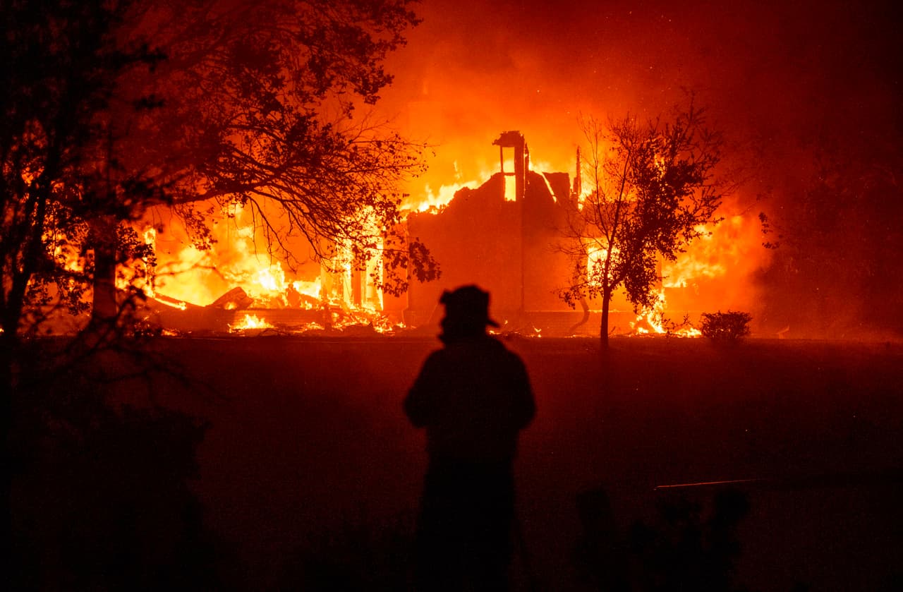 Las autoridades evacuaron a miles de personas en el norte de California el miércoles debido a la proximidad de unos 40 incendios forestales y en medio de una sofocante ola de calor.