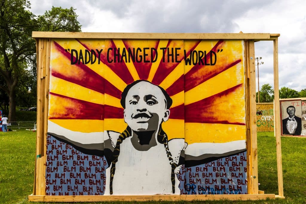 Entre los actos de homenaje pararelos a la protesta está 
<b>la muestra de arte público "Justice for George: Messages from the People"</b> (Justicia para George: Mensajes de la Gente) en el parque Phelps Field. 
<br>
<br>