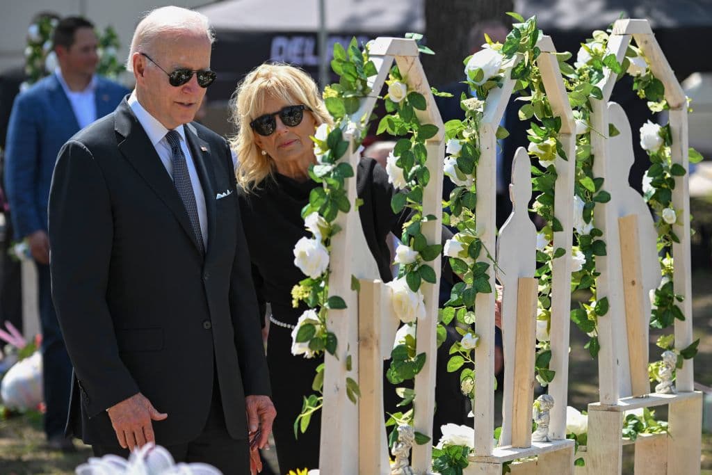 La pareja presidencial recorrió el monumento improvisado a las puertas de la escuela con fotos tamaño natural de los 19 niños que murieron el martes pasado.
<br>