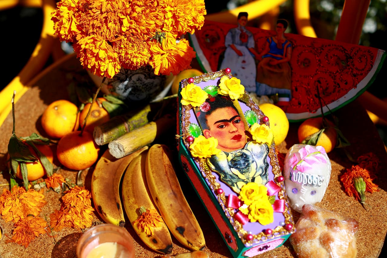 La tierra se representa con las semillas, granos y frutos que se pongan. También hay quienes ponen aserrín pintado. Todo forma un gran conjunto para que nuestro difunto se sienta bienvenido y disfrute de este altar especialmente preparado para ellos en su día.