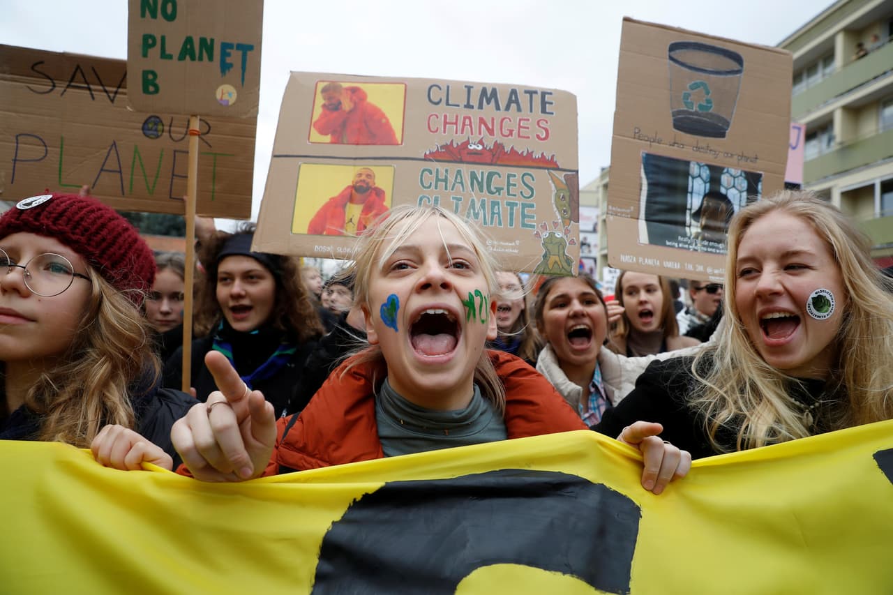 Los activistas de 
<i>Fridays for Future</i> en su recorrido por Varsovia. Esta semana, una organización dependiente de Naciones Unidas alertó que la concentración en la atmósfera de los principales gases que causan el efecto invernadero (dióxido de carbono, metano y óxido nitroso) marcó otro récord durante el año pasado.