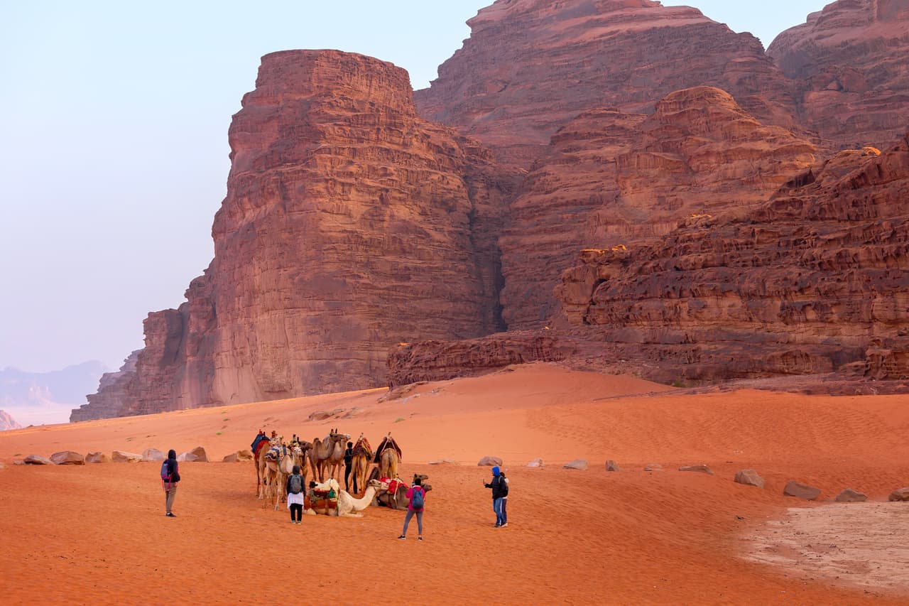 <h2 class="cms-H2-H2">12. Uadi Rum, Jordania</h2>
<br>
<br>Uadi Rom es uno de los lugares del desierto de Jordania más espectaculares, señala Tripadvisor. Además de sus paisajes, el sitio ofrece experiencias para quienes disfruten del turismo de aventura, como el senderismo, el sandboarding (surfear sobre la arena) y la escalada. Desde ahí se puede visitar la histórica ciudad de Petra, uno de los enclaves arqueológicos más importantes del mundo.