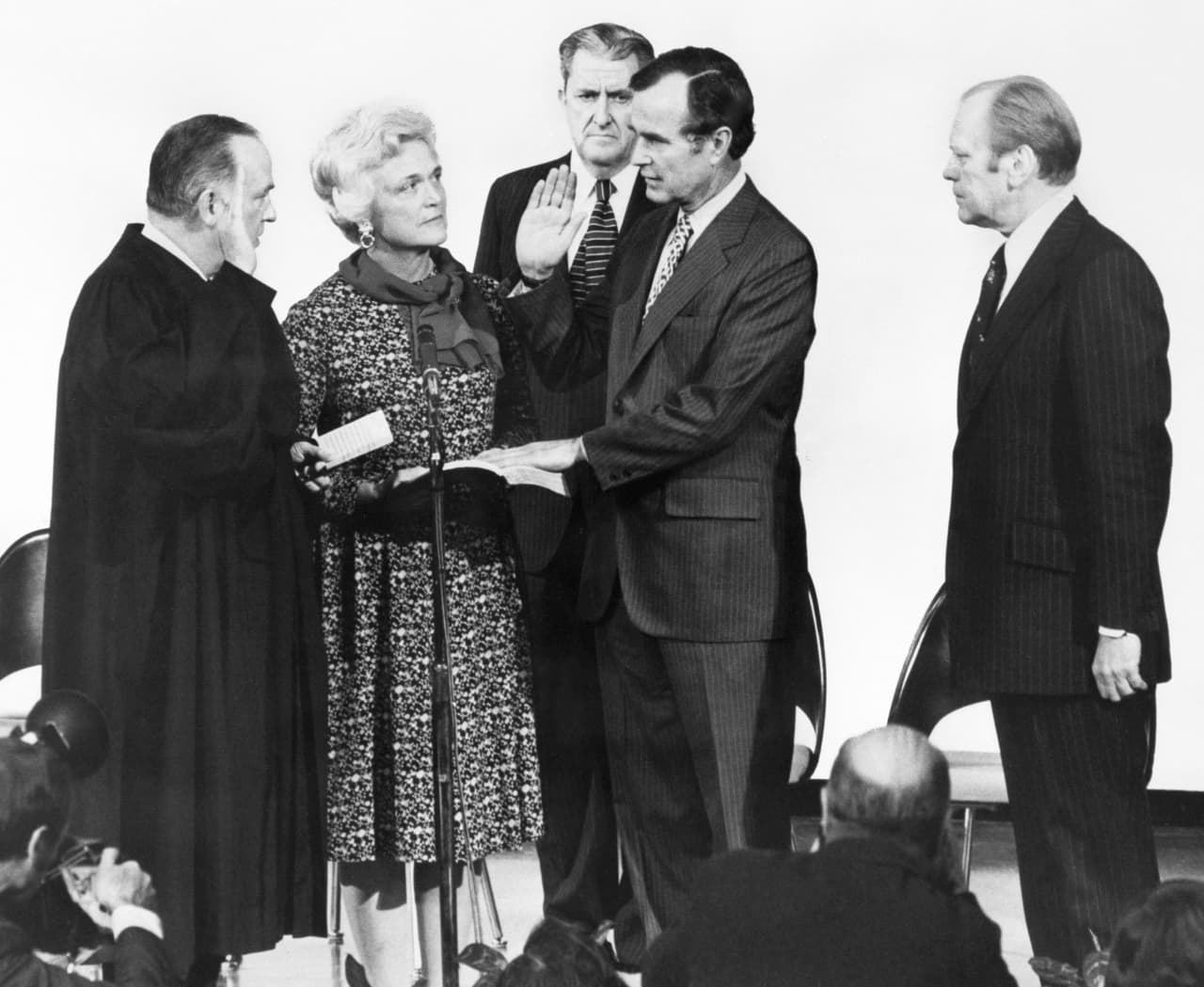 A finales de los ochenta el tweed estaba a de moda y la elegante Bárbara Bush no perdió la oportunidad de usarlo para el justamente de su marido, George H Bush. Para la noche, en su baile inaugural en 1989, sin embargo, Bárbara iría de seda y terciopelo con un vestido que fue bautizado "Barbara blue."