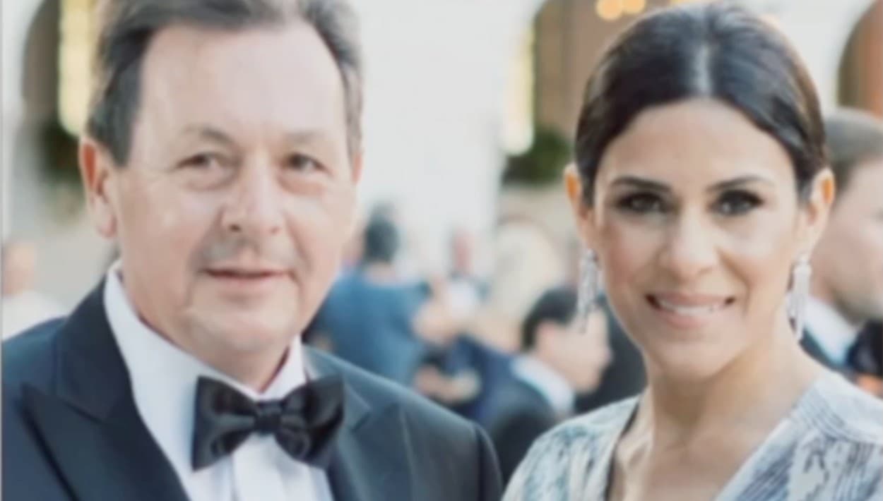 En el 1992, cuando se casó con Tatiana Pinto, ella alega que él le tendió una emboscada, haciéndola firmar 
<b><a href="https://www.univision.com/local/los-angeles-kmex/en-que-consisten-y-cuales-son-los-beneficios-de-los-acuerdos-prenupciales-y-postnupciales-video" target="_blank">un acuerdo postnupcial</a></b>, renunciando a cualquier compensación en caso de una separación irremediable. Al presentar su demanda de divorcio 
<b>30 años más tarde</b>, la mujer consignó entre las causas que, por razones monetarias, él intentaba matarla.