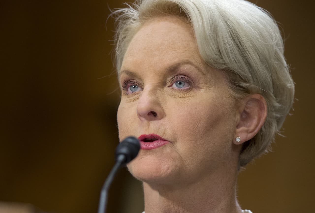 <b>Cindy McCain.</b> “Es hora de que sigamos adelante. Es hora de que nos curemos, es hora de que apoyemos a nuestro presidente electo", dijo a CNN 
<a href="https://www.cnn.com/2020/11/13/politics/cindy-mccain-joe-biden-supported-president-elect-cnntv/index.html"><u>la viuda de John McCain</u></a>. Agregó que el fallecido senador republicano de Arizona hubiera querido que Joe Biden fuera reconocido y apoyado como presidente electo.
<br>