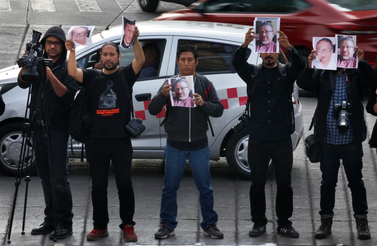 Camarógrafos y fotógrafos que participaron en la manifestación de ciudad de México. Javier Valdez es el autor del libro 
<i>Narcoperiodismo,</i> en el que narra historias de periodistas que han sido víctimas de la delincuencia.