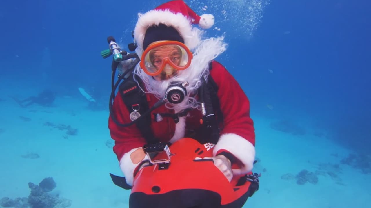<b>En video.</b> A camello y elefante, con parapente y montado en camiones: así aparece Papá Noel por el mundo en plena pandemia. El espíritu navideño no se pierde a pesar de los protocolos de distanciamiento social y del uso de mascarilla. Papá Noel alrededor del mundo ha encontrado diferentes formas de entregar la alegría a los niños en medio de la pandemia del covid-19.