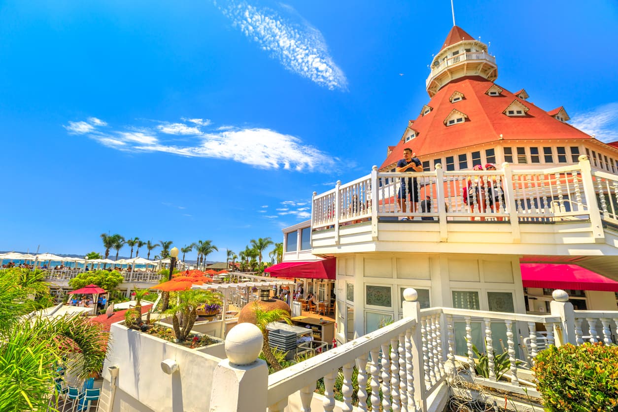 <b>Puesto 9: Coronado Beach, California. </b>Esta playa de San Diego “es un verdadero oasis junto al mar, con un clima mediterráneo único y arena fina y brillante”, asegura en su ranking el ‘Dr. Beach’ (Doctor Playa, en español), como también es conocido Leatherman. “El Hotel Coronado fue construido hace más de cien años y reyes, jeques se han alojado allí”, agregó sobre este lugar. 
<br>