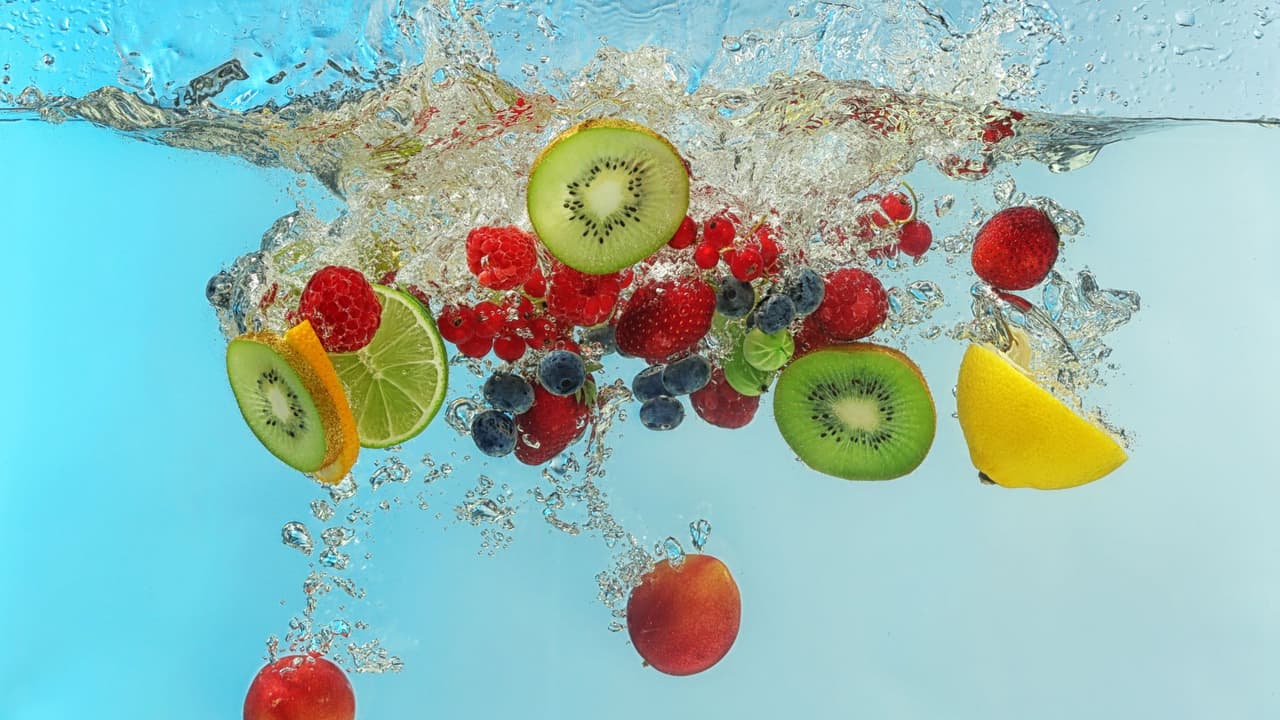 Desintoxica tu cuerpo con estas 5 aguas detox y mejora tu salud