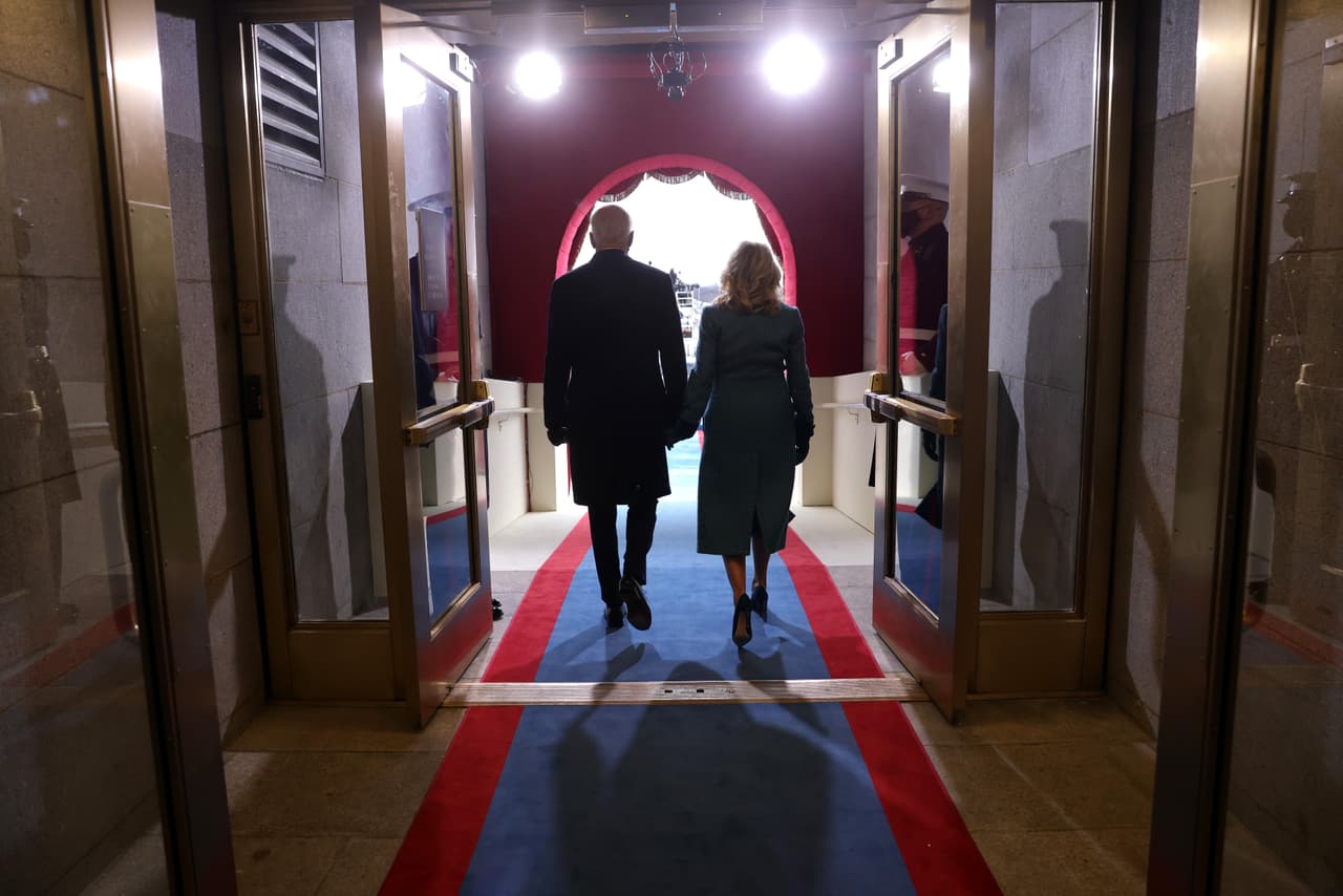 La pareja presidencial unos segundos antes de salir al frente del Capitolio.