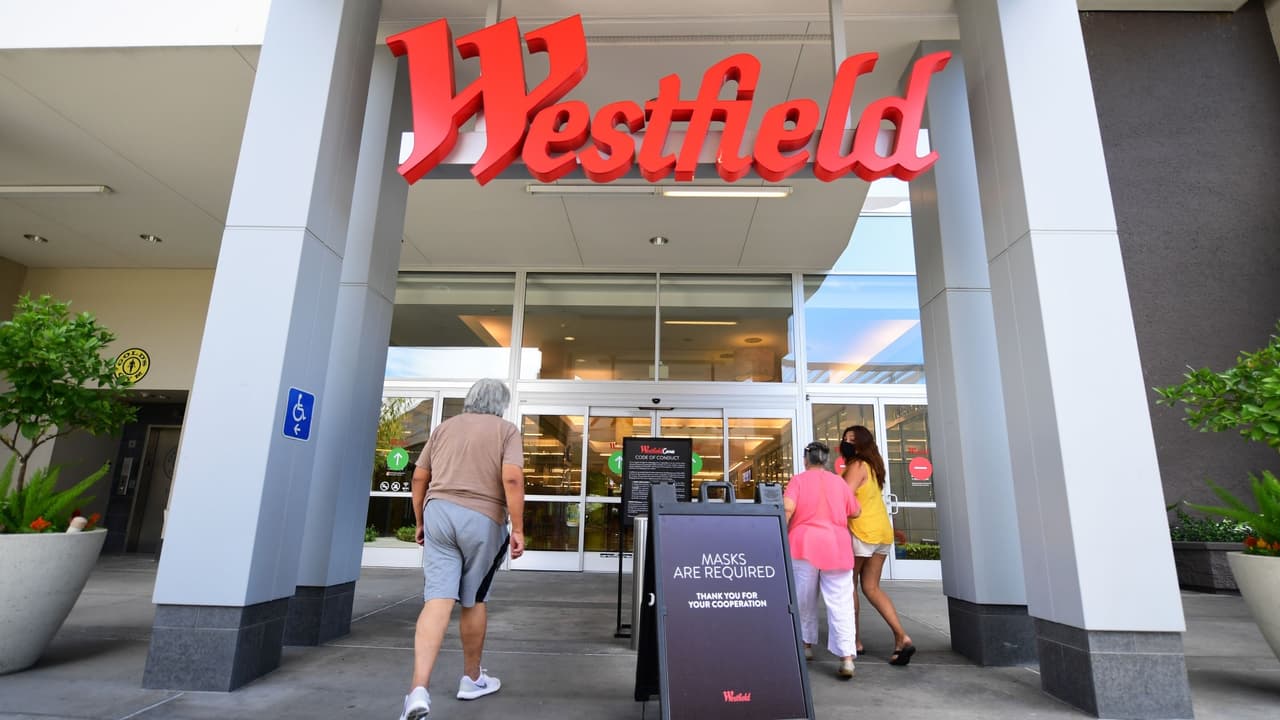 Centros comerciales: "Permitir el funcionamiento en interiores al 20% de su capacidad con medidores de entrada de personas. No se permite comer ni beber en las tiendas. Además, se deben establecer horarios especiales para personas mayores y otras personas con afecciones crónicas o sistemas inmunitarios comprometidos".
