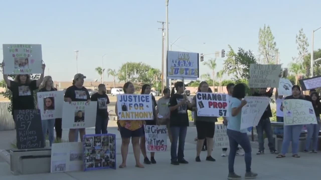 Madres de víctimas de asesinato protestan para que menores responsables sean juzgados como adultos