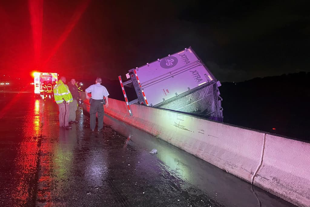 A las 2:30 de la mañana del lunes 5 de agosto, las bandas de lluvia asociadas al 
<b><a href="https://www.univision.com/local/tampa-wvea/huracan-debby-cortes-de-energia-vuelos-cancelados-aeropuertos?333" target="_blank">huracán Debby</a></b> afectaban algunas partes del centro y norte de Florida. Un hombre de 64 años, residente de New Albany, Mississippi, manejaba a esa hora un camión por la Interstatal 75, a la altura de Tampa, cuando sufrió un accidente mortal.