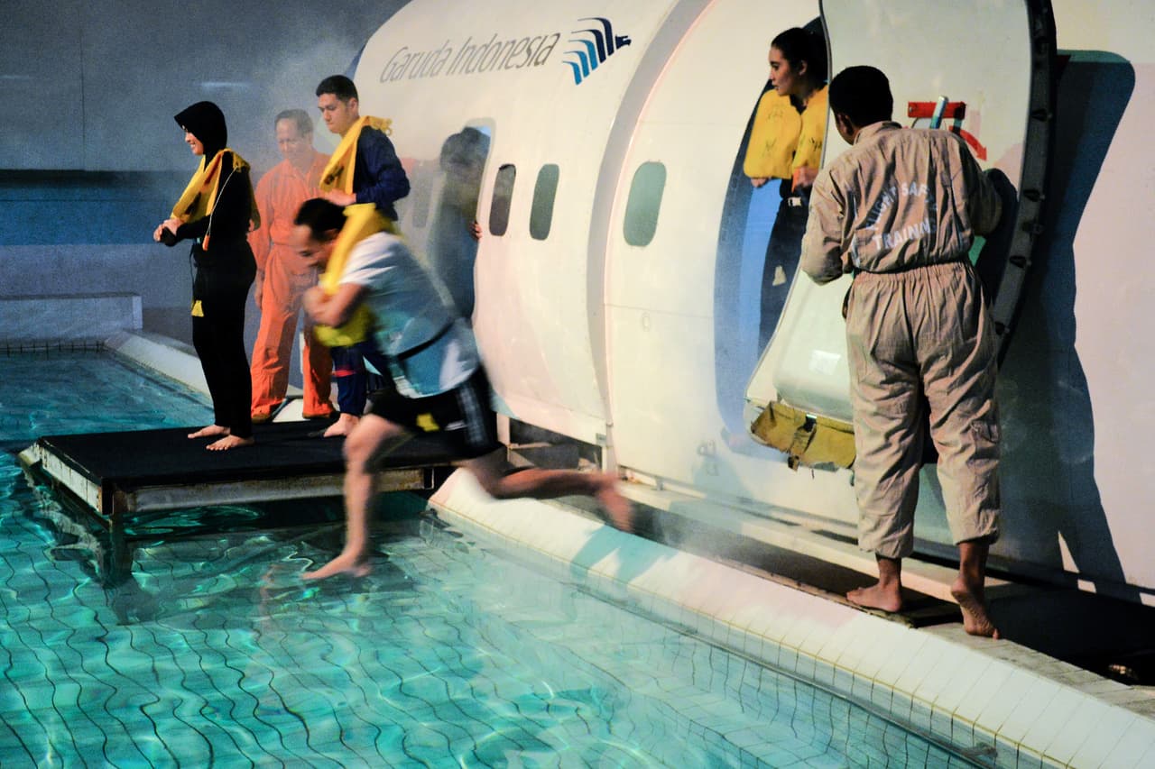 <b>Puesto</b> 
<b>9. Garuda Indonesia</b>.Tiene 70 años en la industria de la aviación. En 2018 ocupó el primer lugar en la categoría de Mejor Tripulación de Cabina en los premios Skytrax. La fotografía fue tomada en una práctica de situaciones de emergencia para la tripulación en Jakarta, Indonesia, en 2016.