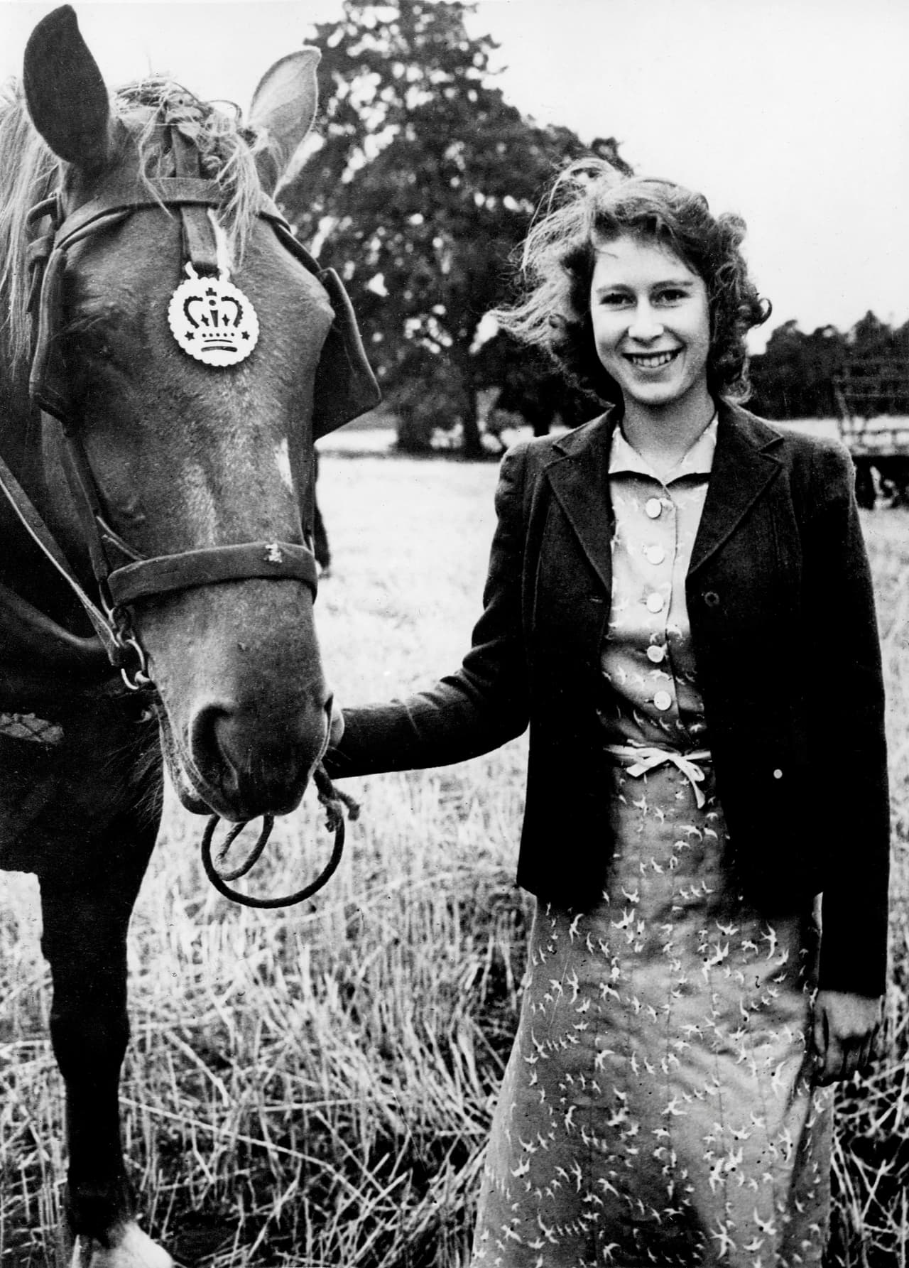 Ante esta situación, el padre de Isabel se convirtió en el rey George VI y ella se colocó como la siguiente monarca por herencia.