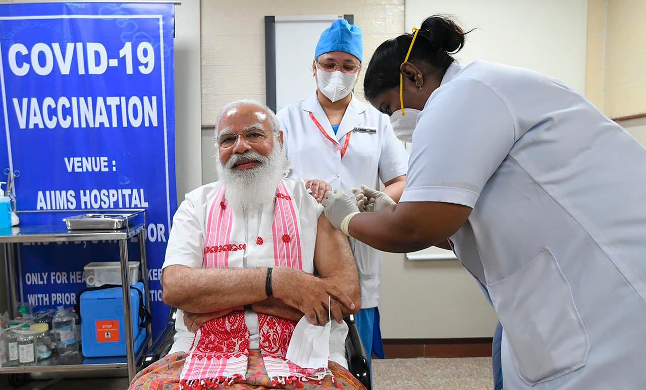 <b>Narendra Modi</b>, primer ministo de la 
<b>India</b>, se vacunó en con la primera dosis el 28 de febrero en Nueva Delhi. El 1 de marzo de 2021 recibió la segunda.