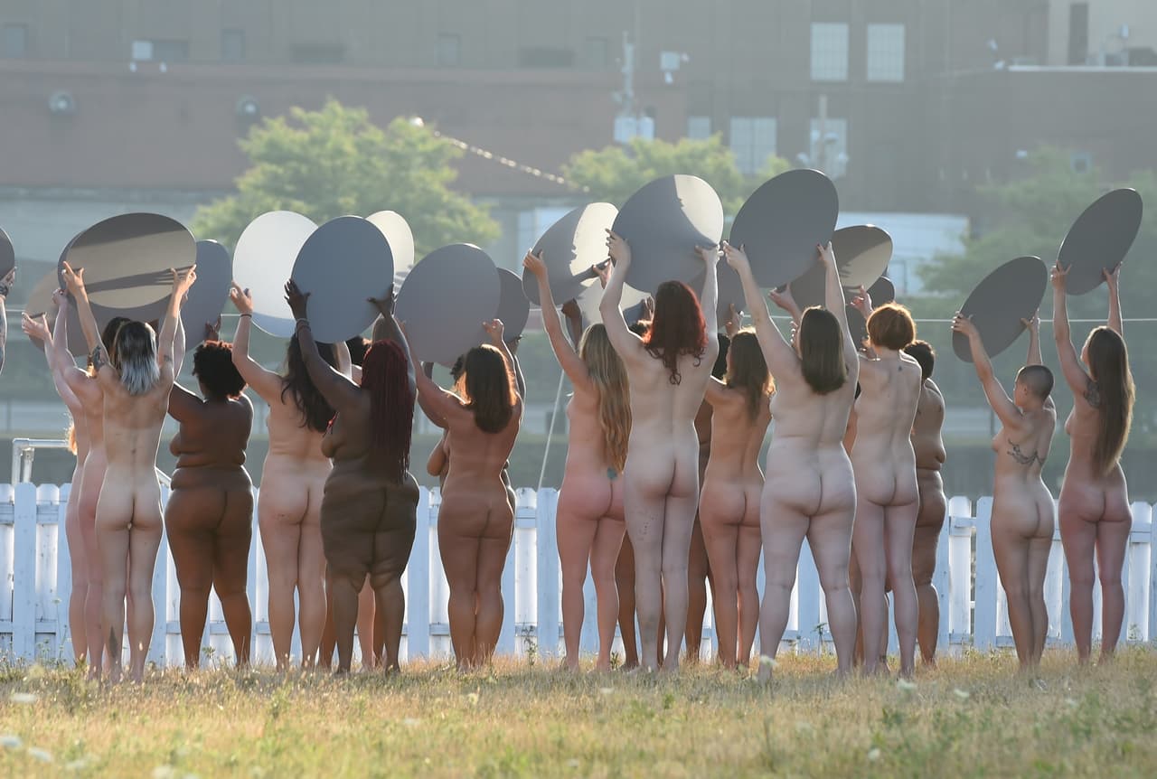 El artista Spencer Tunick desnudó a 100 mujeres que armadas con espejos iluminaron la Convención Republicana de Cleveland (Ohio, EEUU) en donde, por supuesto, estaba Donald Trump.