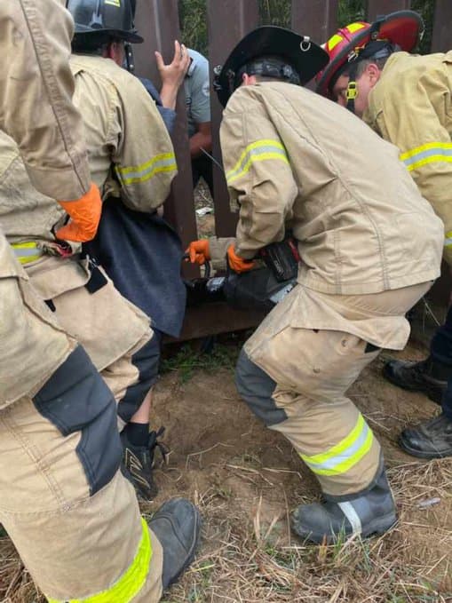 La mujer fue rescatada por bomberos de San Diego, oficiales fronterizos y elementos de la Guardia Nacional de México.