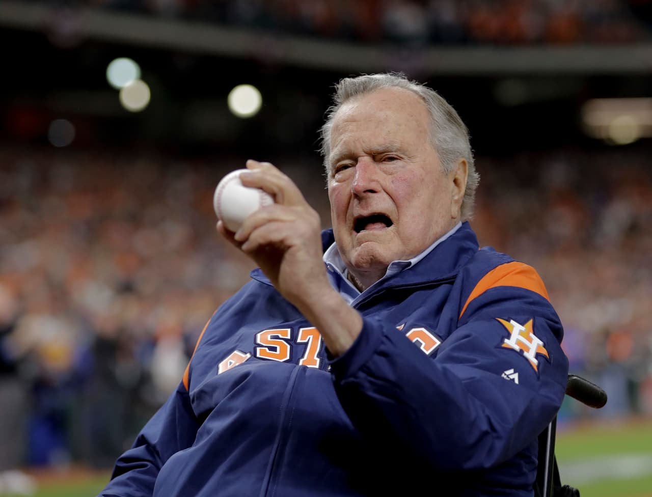 <b>George W. H. Bush.</b> El expresidente de 93 años ha sido acusado por siete mujeres que aseguran que 
<b><a href="http://www.univision.com/noticias/acoso/una-segunda-mujer-acusa-a-bush-padre-de-tocarle-el-trasero-y-su-oficina-se-disculpa" target="_blank">fueron tocadas inapropiadamente por Bush</a></b>. La denuncia más vieja es de 1992, cuando el republicano todavía estaba en la Casa Blanca y los otros incidentes habrían ocurrido entre 2004 y 2016. Un portavoz de Bush recordó que el exmandatario está desde hace cinco años en una silla de ruedas y alegó que “su brazo cae en la cintura de la gente con las que se toma fotos”.