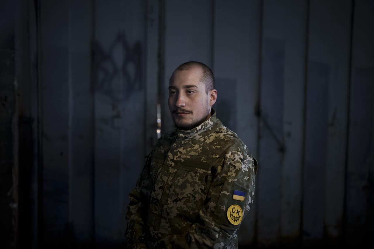 Jraven Gerber, de 21 años, de Estados Unidos, señala que decidió unirse como voluntario al ver 
<b>"lo que los rusos estaban haciendo a los civiles inocentes aquí. Bombardeándolos indiscriminadamente, matándolos sin más". </b>
<br>